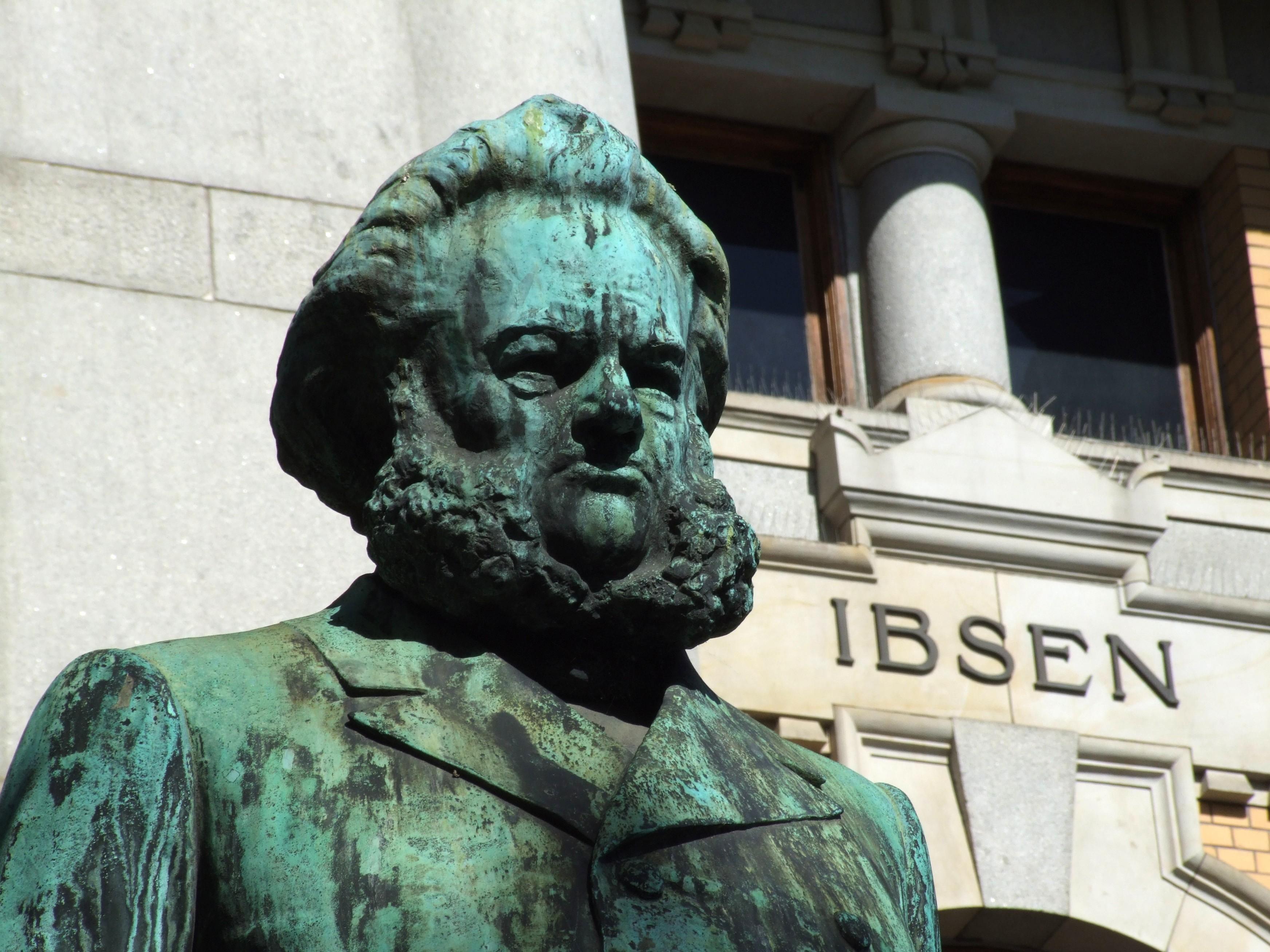 Bronsestatue av Henrik Ibsen foran Nationaltheateret