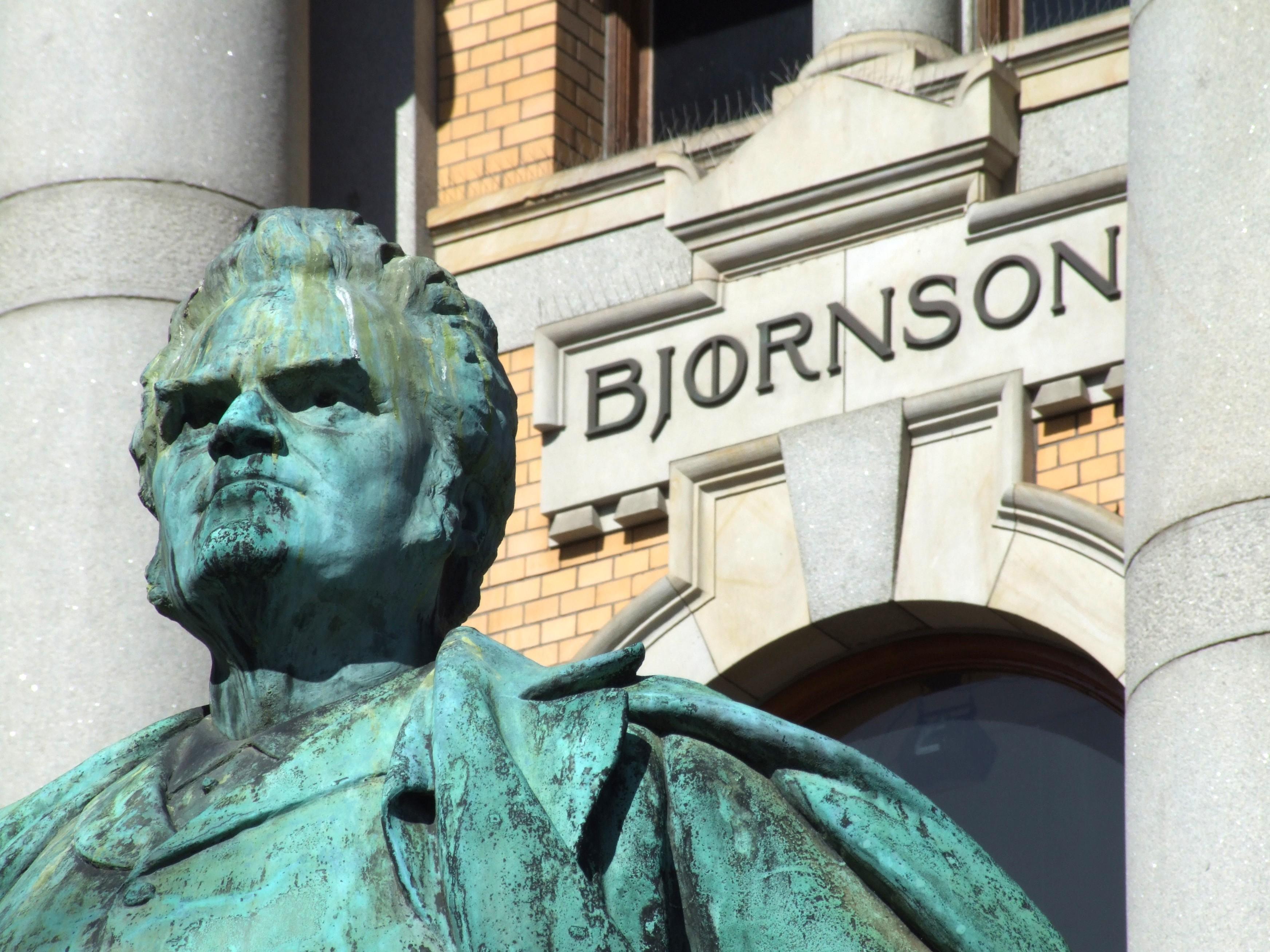Bronsestatue av Bjørnstjerne Bjørnson foran Nationaltheateret