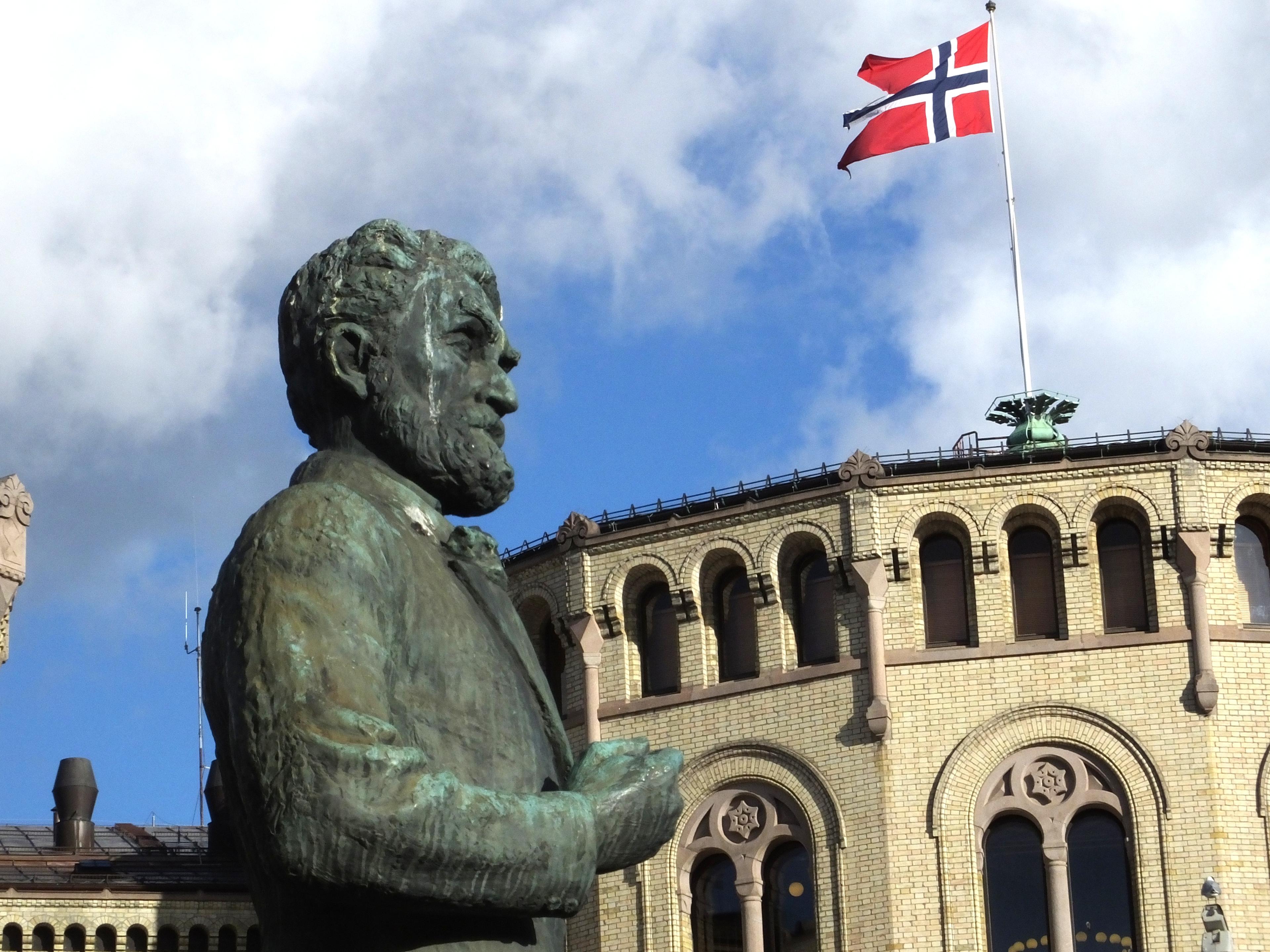 Bronsestatue av Johan Sverdrup foran Stortinget