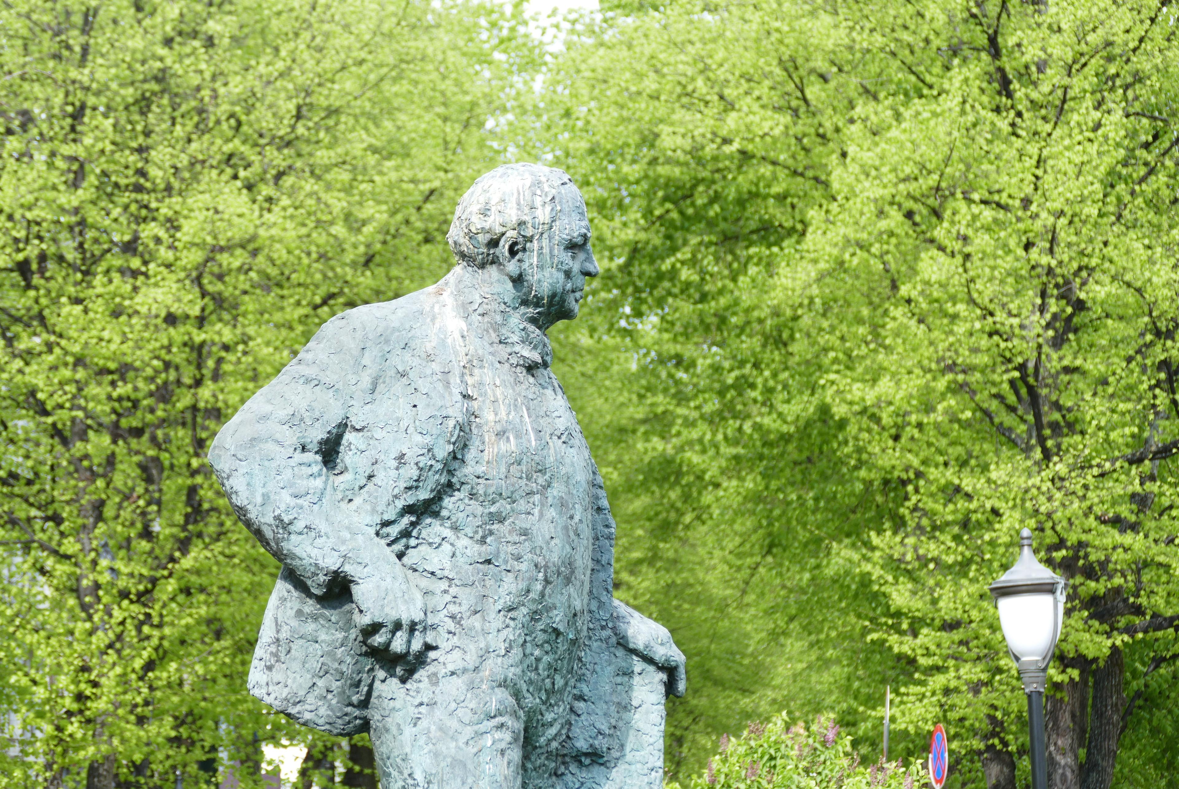 Granittstatue av C J Hambro foran Stortinget