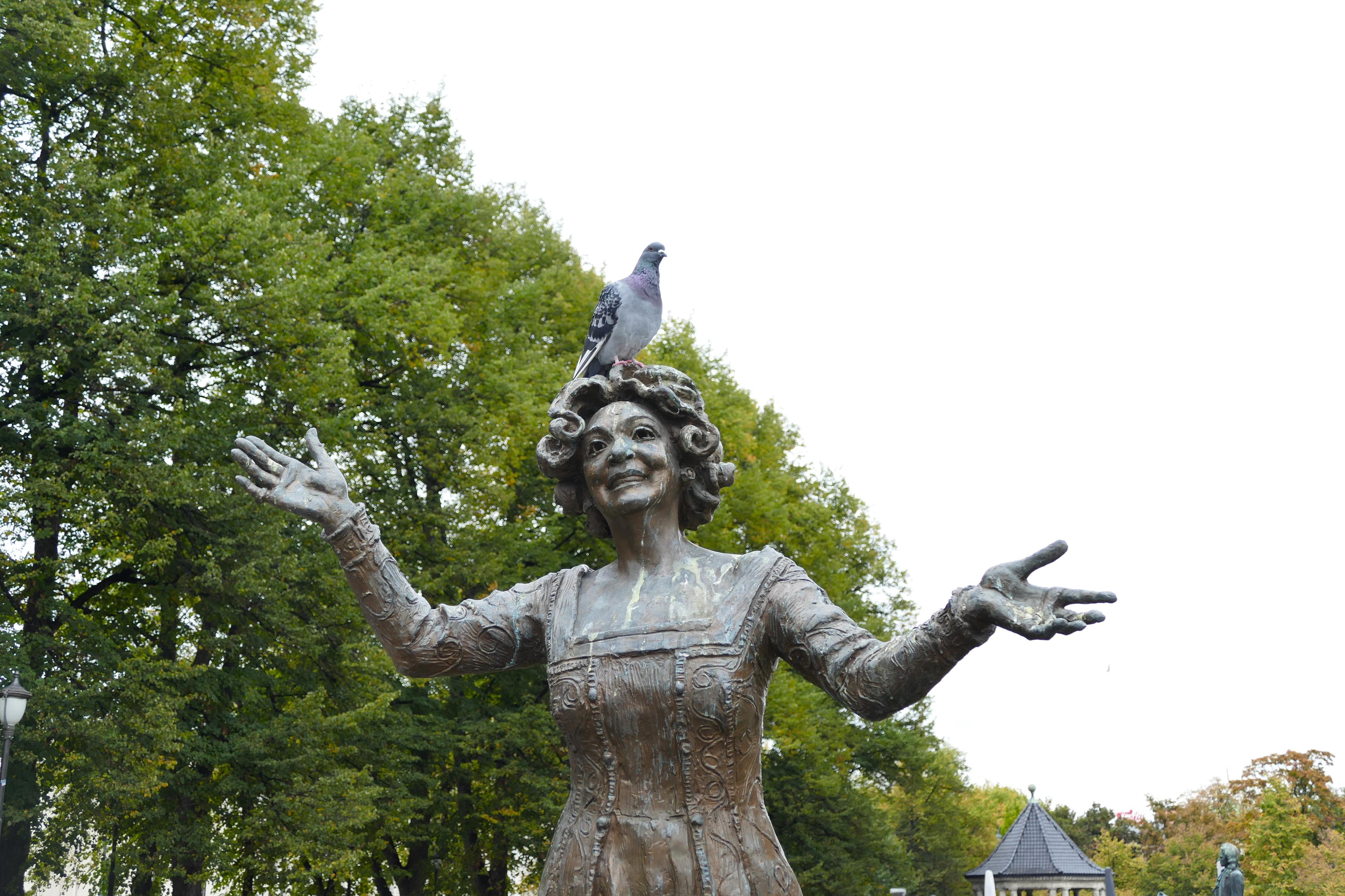 Bronsestatue av Wenche Foss ved Nationaltheatret T-bane